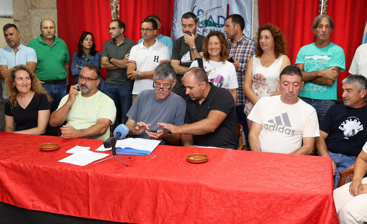 El sector del mar recaba apoyos para la protección del marisqueo y la pesca en el Pleno de Vilanova