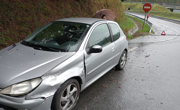 Registrados dos accidentes de tráfico por sendas salidas de vía en la AG-11 en Rianxo