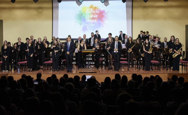 La banda de música de Caldas ofrece un concierto en la Azucarera de Portas como previa del certamen gallego