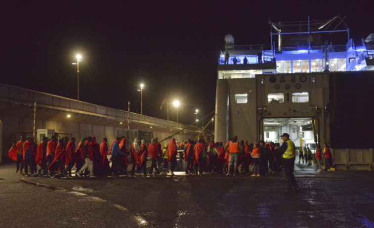 Llega a Canarias un cayuco con 320 personas, récord histórico