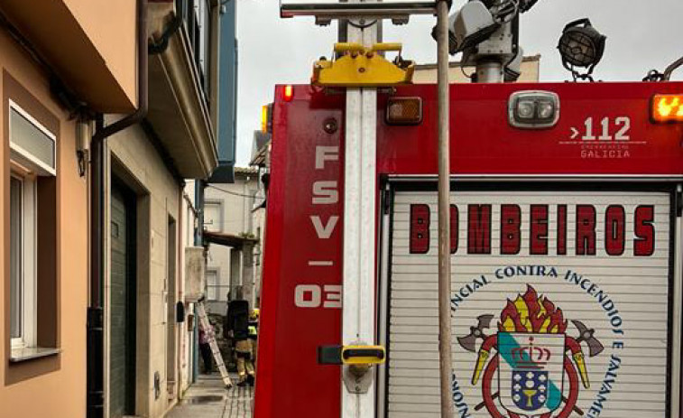 Registrado un incendio en unos cables pegados a una vivienda en Rianxo