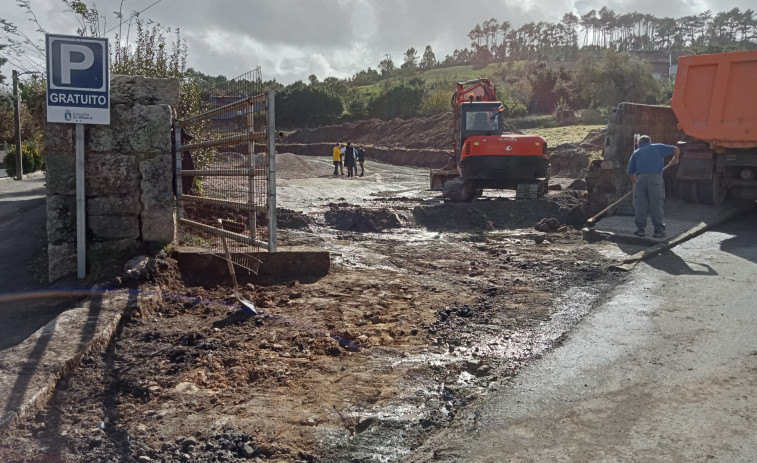 Acondicionan en Ribeira un nuevo parking gratuito para solucionar la falta de plazas en la ciudad