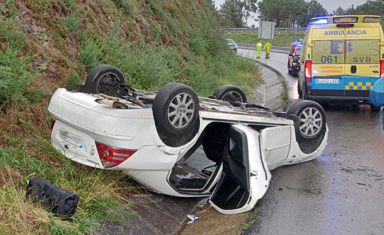 Un aparatoso accidente con vuelco en la Autovía do Barbanza en Rianxo se salda con una pareja ilesa