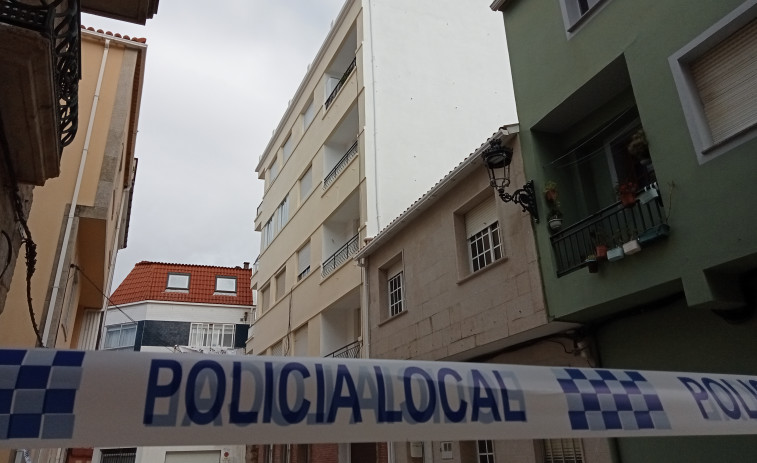 Cae desde lo alto una piedra, que se cree que es de la barbacoa de un ático, y perfora el tejado de una casa en A Pobra