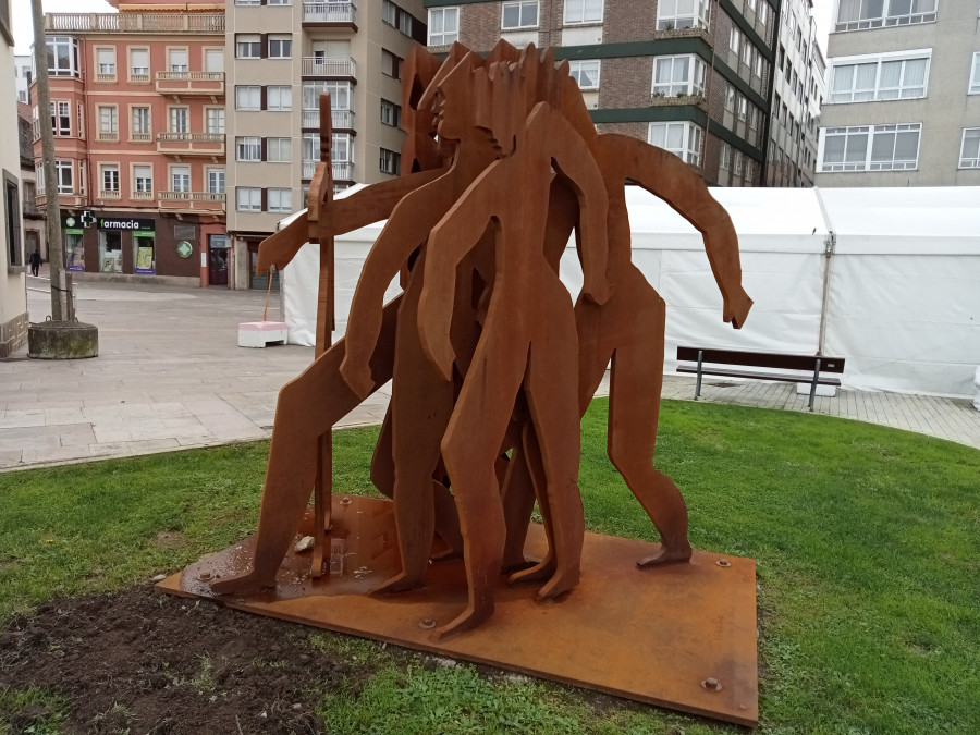 La escultura en homenaje a las víctimas del franquismo de Ribeira será inaugurada el viernes en el Malecón