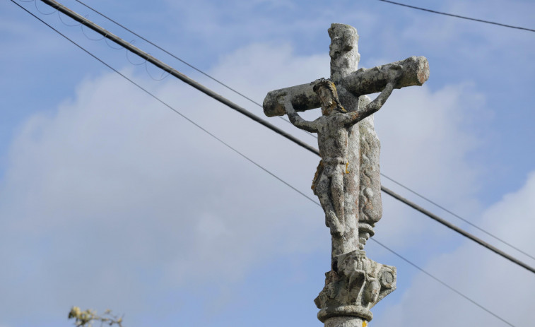 Cambados retira una parte del cruceiro dañado de As Quintáns por peligro de desprendimiento