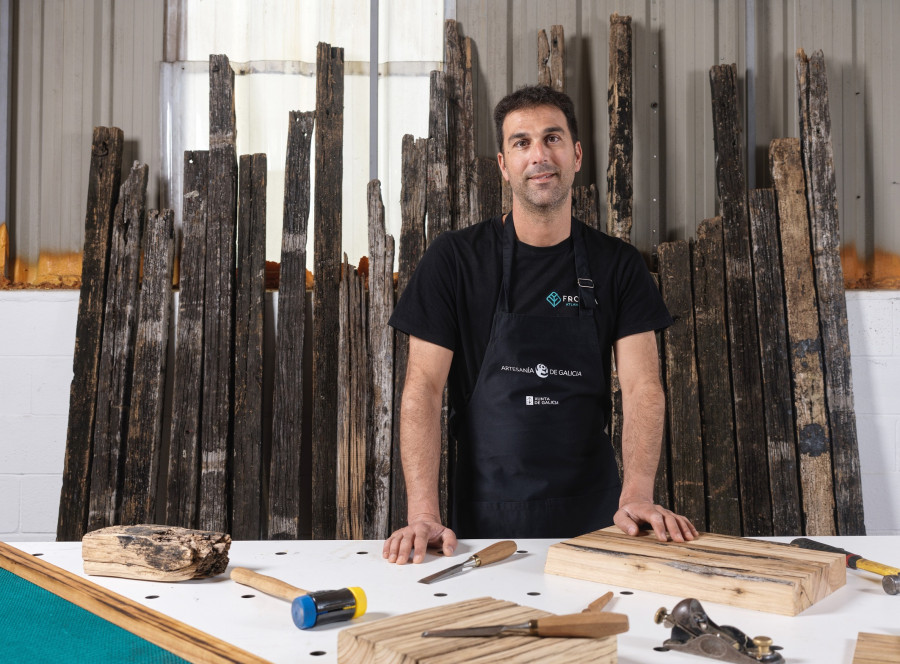 El taller Frouma Atlantic Wood de Fran Millán, en Ribeira, es finalista al Premio Artesanía de Galicia 2023