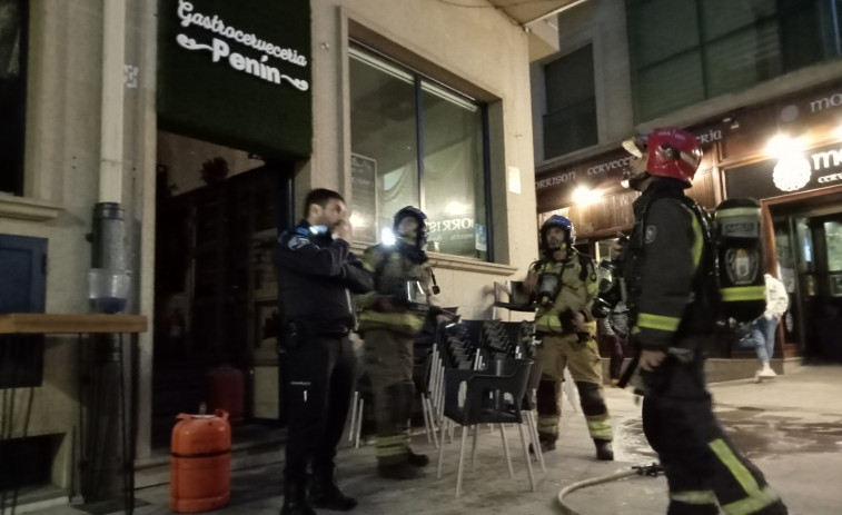 Trasladan al hospital a un hostelero de Ribeira por inhalación de humo en el incendio de su restaurante