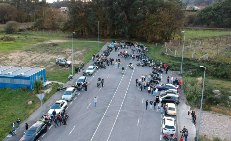 Los apasionados del mundo del motor hacen rugir sus vehículos en Sanxenxo