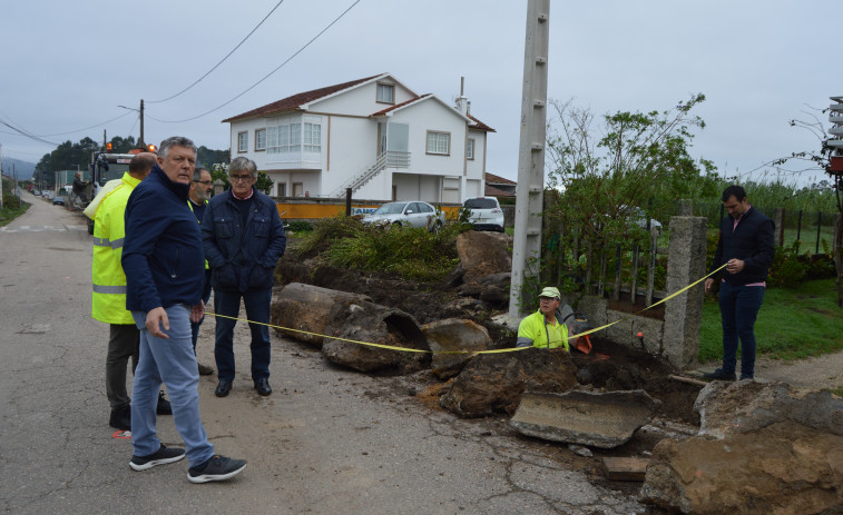Avanzan las obras de asfaltado y mejora de seguridad del vial A Salgueira-Arnosa con la canalización de pluviales