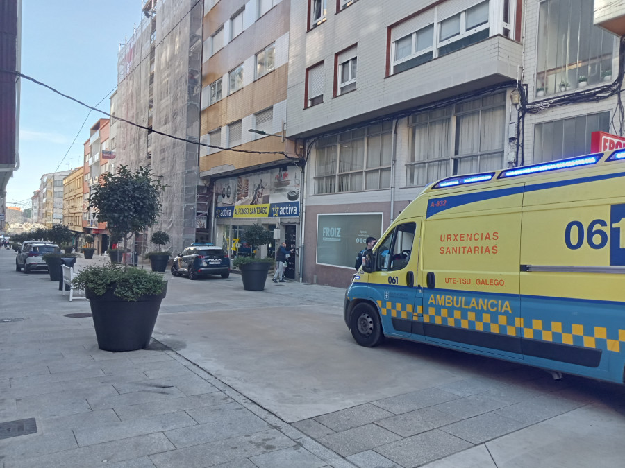 Hallan el cadáver de una mujer de 53 años en su domicilio en el centro urbano de Ribeira