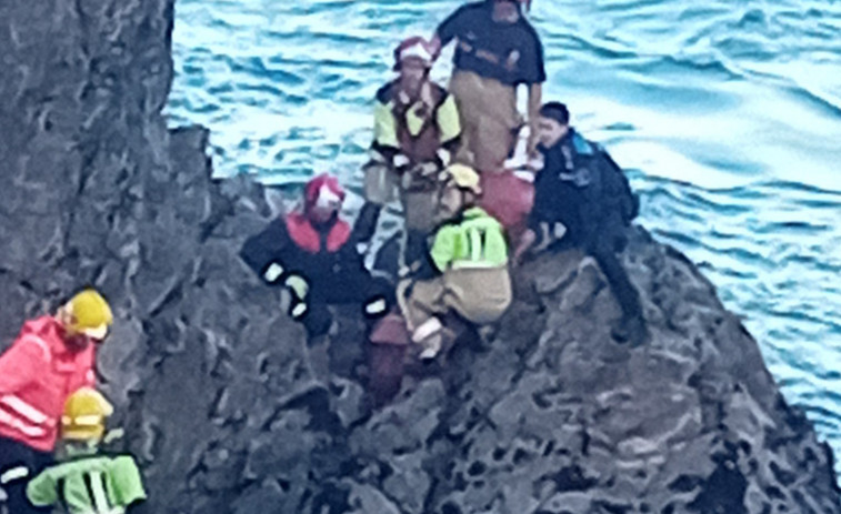 Los servicios de emergencias rescatan a un ribeirense de unas rocas tras caerse al mar en Porto do Son