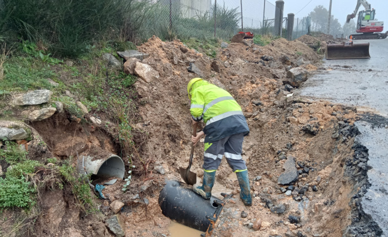 La rotura de una tubería de hierro de fundición de la red general de agua deja sin servicio a más de 3.000 abonados ribeirenses