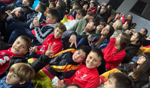 La cantera del fútbol arousano animó a las campeonas del Mundo en Pasarón