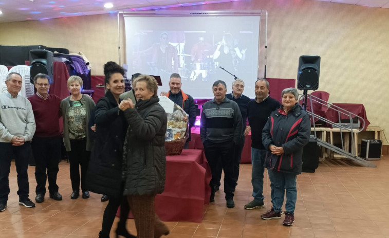 Barrantes celebra un baile social y sortea una cesta de Navidad por sus fiestas patronales