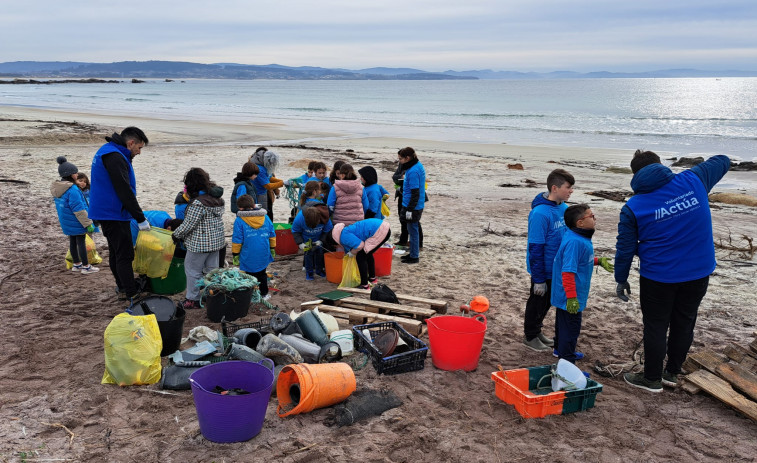 Escolares del CEIP As Bizocas recogen media tonelada de restos y basura en la playa de Raeiros