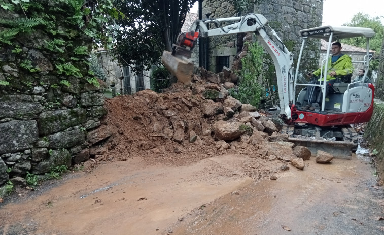 Las copiosas lluvias provocaron el derrumbe del muro del Pazo do Couto en A Pobra y se cortó la calle