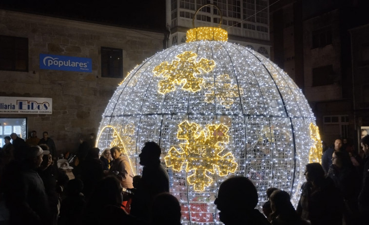 Rianxo estrena su Navidad con el encendido del alumbrado, con bola gigante, la visita de Papá Noel y con música y animación