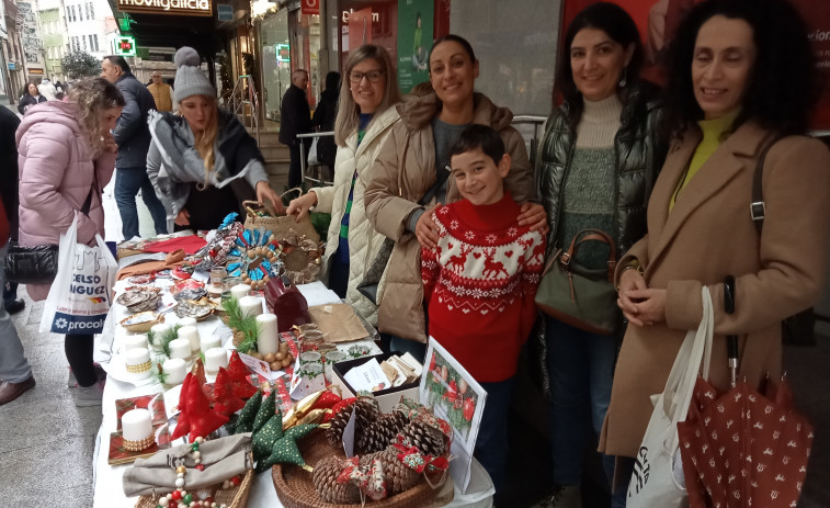 Los adornos navideños artesanales del mercadillo solidario de la delegación de Asdegal de Ribeira atraen al público