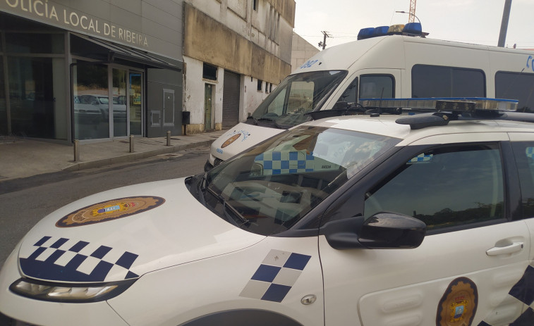 La Policía Local de Ribeira denuncia a un conductor al que interceptó y dio positivo hasta en tres drogas