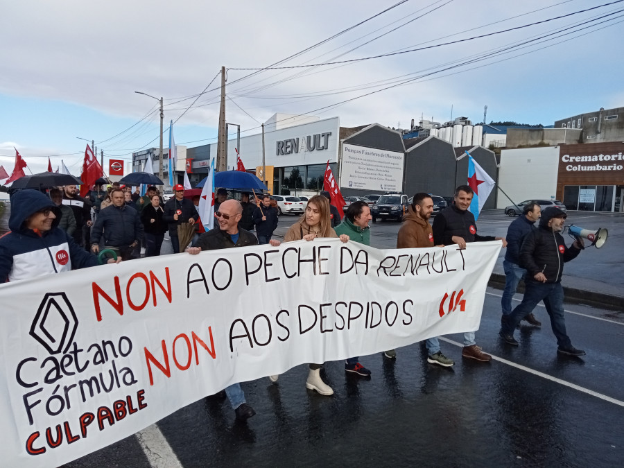 Unas 70 personas se manifiestan contra el cierre de Renault en Ribeira y el despido de sus trabajadores