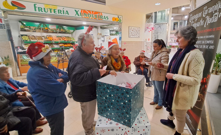 Extraídos los premios en vales de compra para canjear por productos en el mercado de A Pobra para la cena de Navidad
