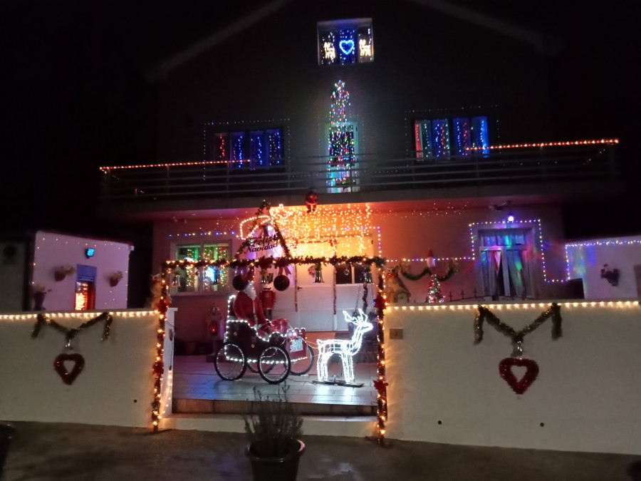 Reportaje | Un furor con la decoración y ambientación navideña en vivienda del lugar de Laxes, en Carreira