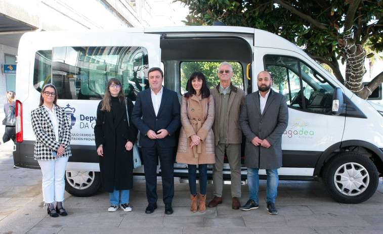 El centro de día de alzheimer de Ribeira recibe un vehículo de 9 plazas cedido por la Diputación de A Coruña