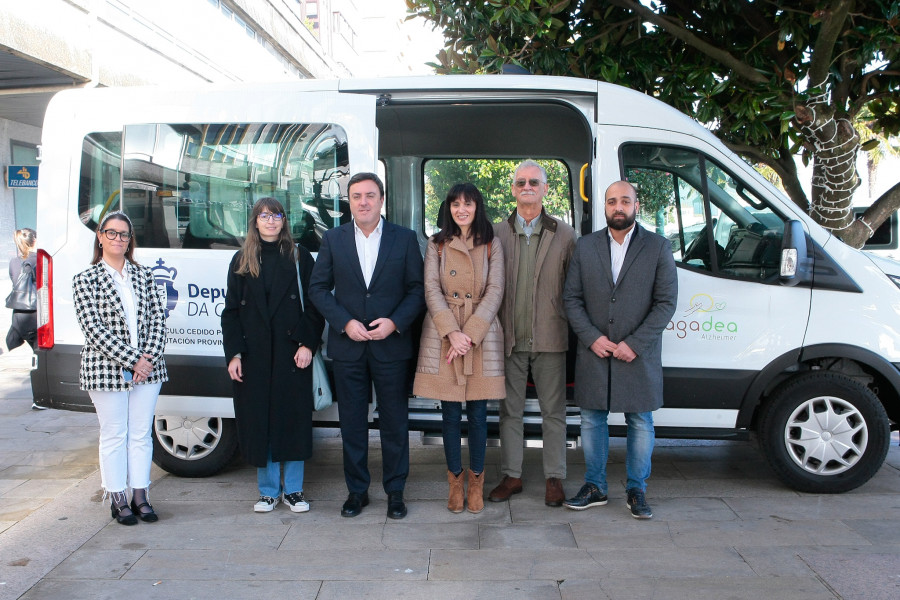 El centro de día de alzheimer de Ribeira recibe un vehículo de 9 plazas cedido por la Diputación de A Coruña