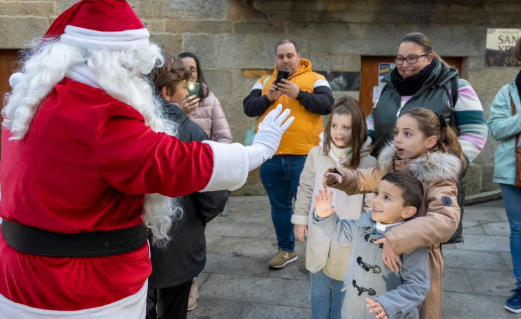 Una multitudinaria ciclocabalgata y un desfile acompañaron a Papá Noel en su llegada a Sanxenxo y O Grove