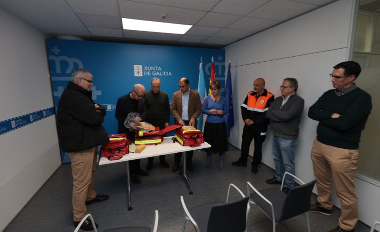 La Xunta entrega desfibriladores al Concello de Vilanova para sus Emergencias