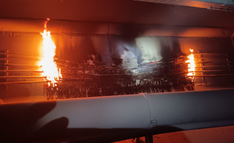 Un incendio en el cableado del puente mantuvo a A Illa sin luz durante seis horas