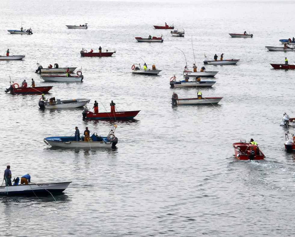 Imagen del inicio de la campaña de libre marisqueo en las zonas arousanas  gonzalo salgado