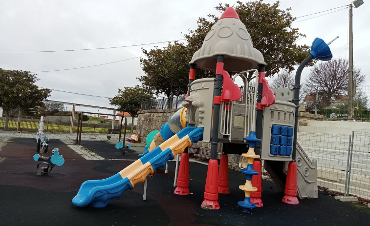 El parque infantil de A Capela, que se renovará y ampliará, será el primero de Ribeira en cubrirse
