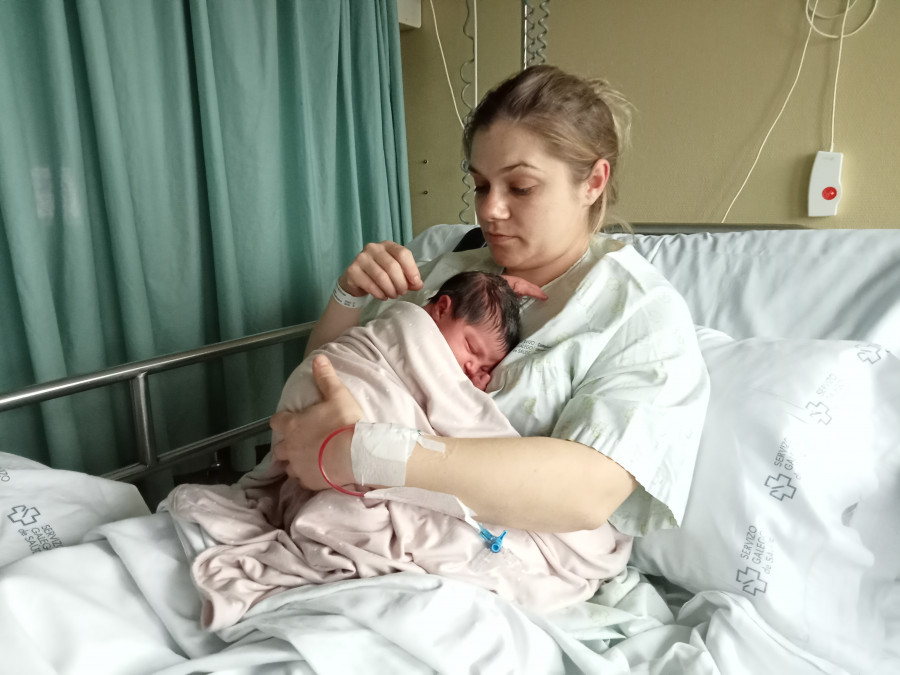 El primer bebé de 2024 en el Hospital do Barbanza es una niña ribeirense y se llama Zaira Suárez Amis