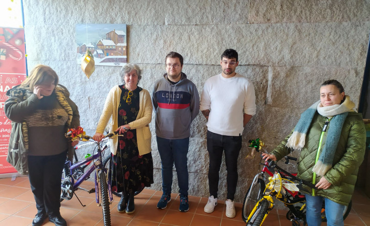 El proyecto pobrense “A todo piñón” logra reparar varias bicicletas donadas por vecinos para regalarlas en Reyes