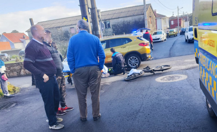 Herido un joven ciclista en un accidente de tráfico con un coche en un cruce del lugar de O Burato, en Taragoña