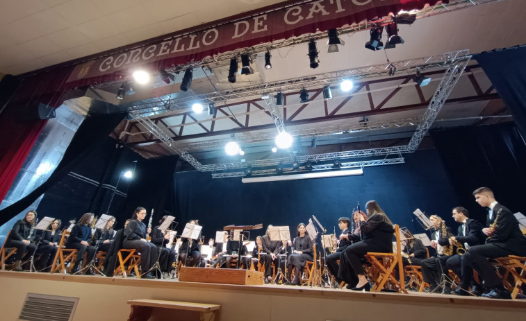 La banda de música llena el auditorio de Catoira en su concierto de Reyes