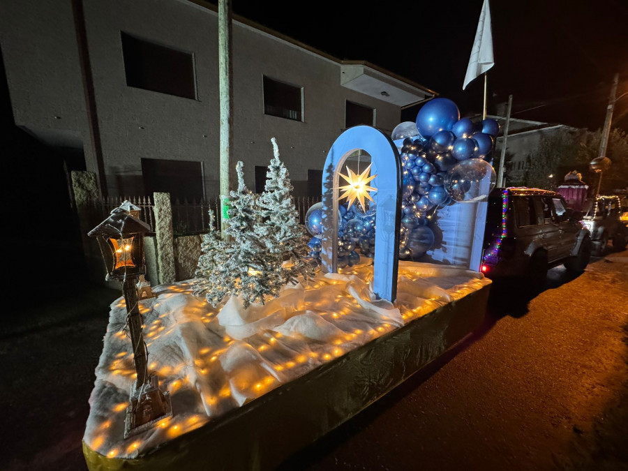 Los Reyes Magos recorren Noalla en su peculiar Cabalgata y ponen el broche final a la Navidad en Sanxenxo