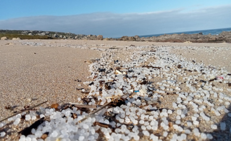 Emerxencias de Vilagarcía patrulla la costa en busca de pellets