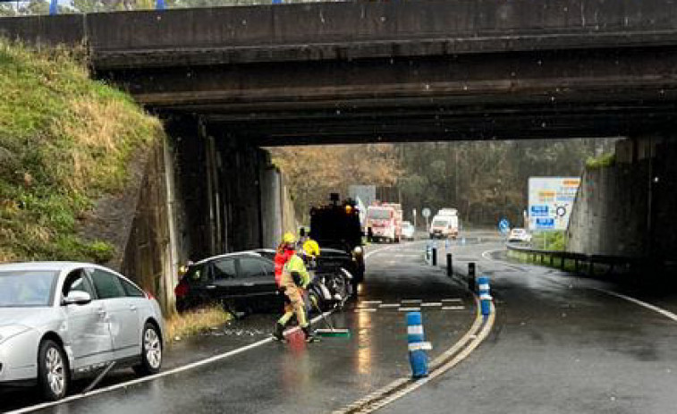 Herido un conductor en una colisión frontolateral entre dos vehículos en el acceso de la AG-11 en Isorna hacia Boiro