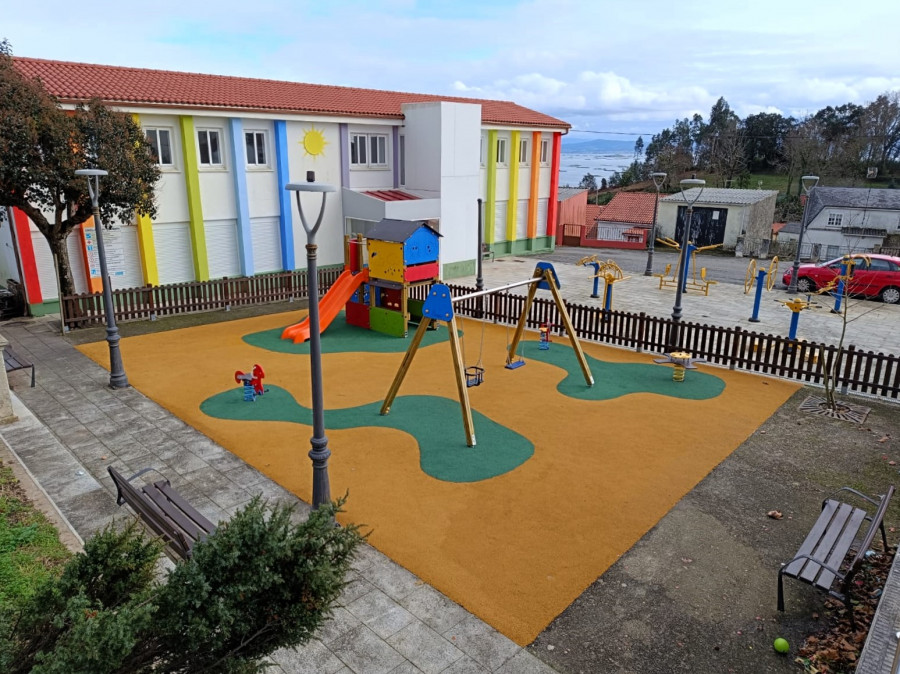 El parque infantil de O Campo-A Angustia, en A Pobra, luce una nueva imagen tras una inversión de casi 22.000 euros