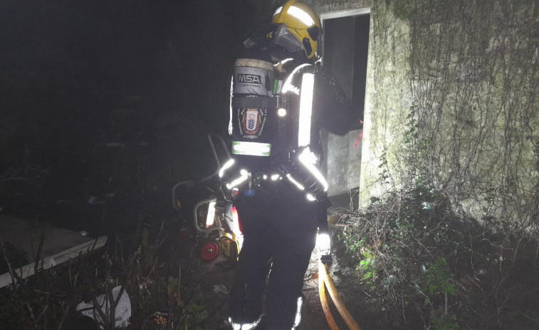 Un incendio afecta a una casa de la Rúa Cordieiro, en Ribeira, que los vecinos advirtieron que es un foco de conflictividad