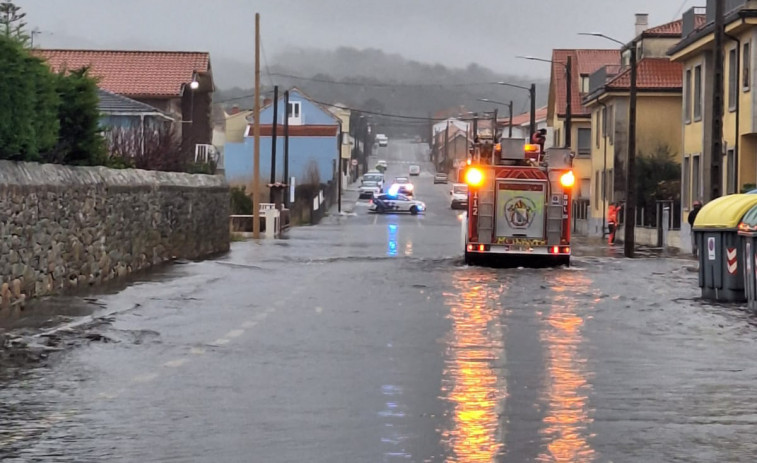 Vecinos de Corrubedo y O Caramecheiro trasladan al Gobierno de Ribeira su preocupación por las inundaciones