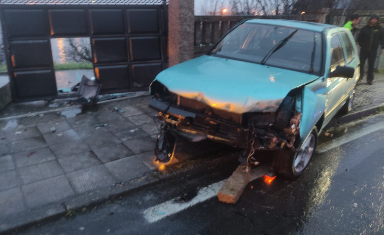 El portalón del cierre de una casa sufre importantes daños tras impactar un coche que se salió de la vía en A Pobra