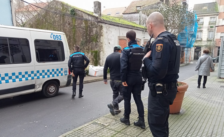 Fracasa el segundo intento para tapiar la casa de Rúa Cordieiro en Ribeira que es foco de conflictos