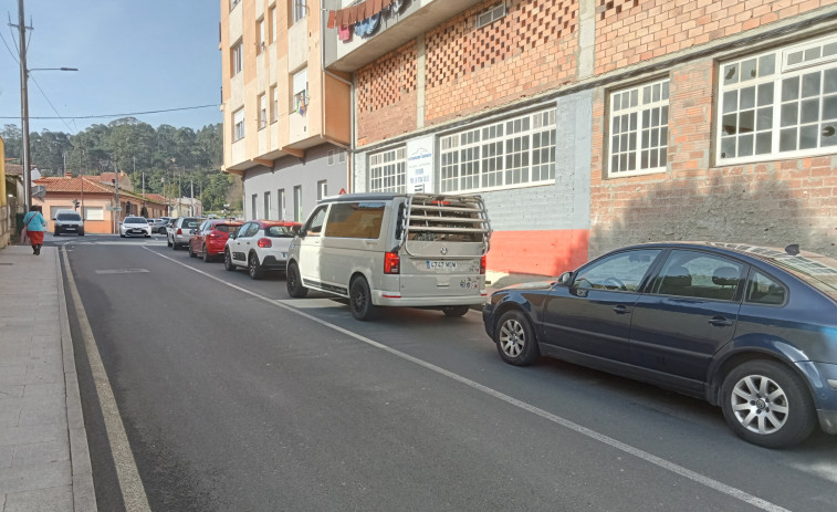 Los cortes simultáneos del tráfico por obras de dos de calles de entrada al centro de Ribeira ocasionaron atascos