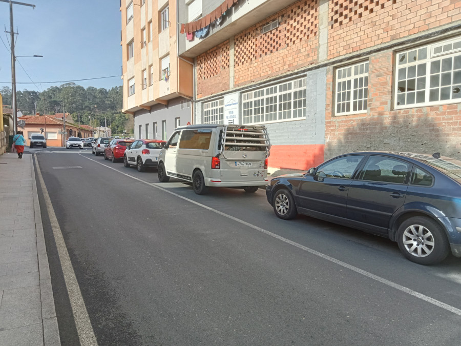 Los cortes simultáneos del tráfico por obras de dos de calles de entrada al centro de Ribeira ocasionaron atascos
