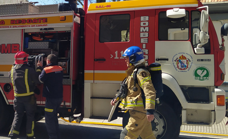 Alertan de un incendio en la cocina de una vivienda de la Rúa de Galicia en Ribeira