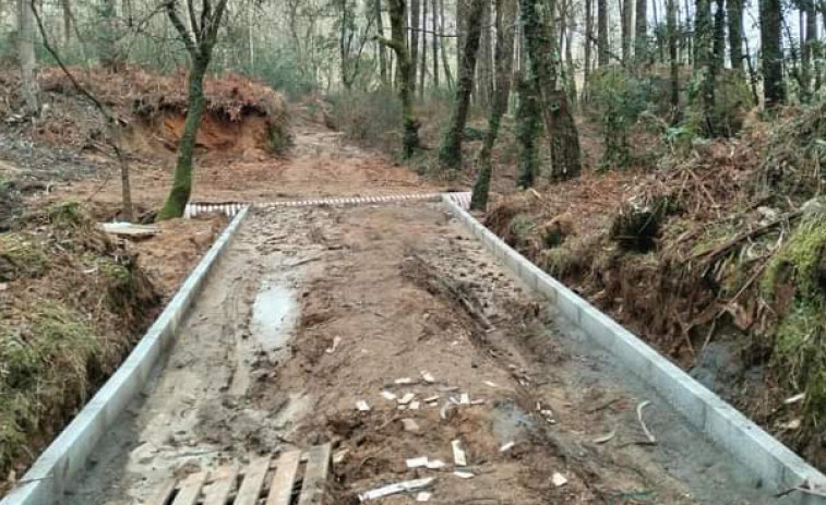 Apatrigal califica de “aberración” contra el paisaje una obra que se ejecuta cerca de Pedra das Cabras, en Ribeira